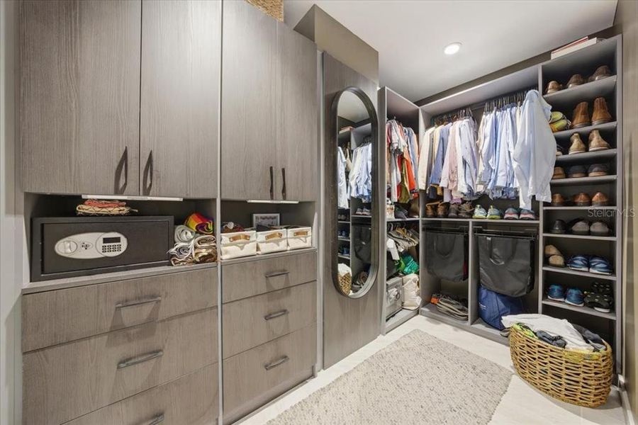 Furnished interior view inside a new home in , St. Petersburg (Image 39).