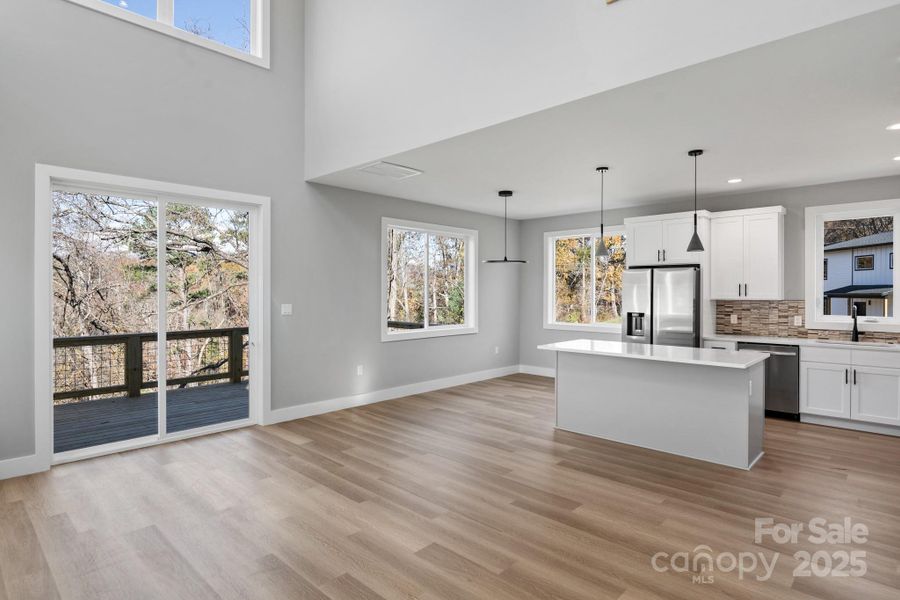 Living Room/Kitchen Living Room/Kitchen