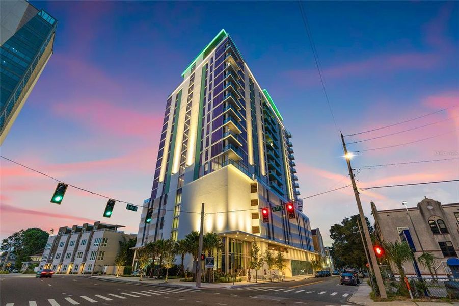 Condo located in St. Petersburg, FL showcasing its design and architecture (Image 5).