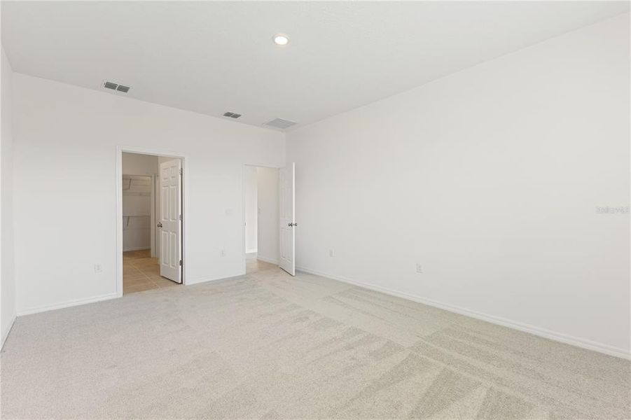 Spacious, unfurnished interior of a new home in Mirror Lake Village, Fruitland Park (Image 19).