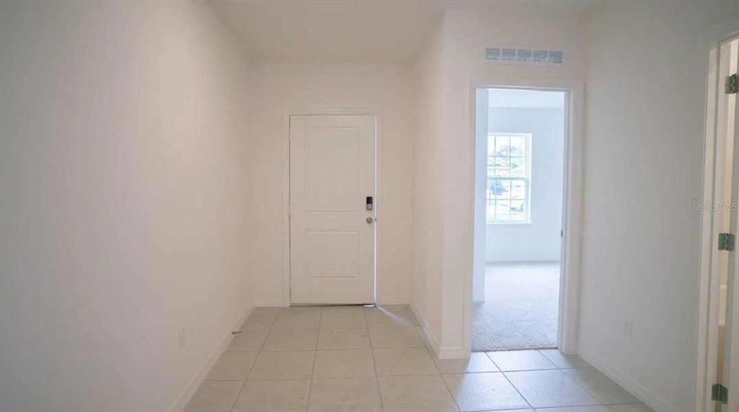 Spacious, unfurnished interior of a new home in Oakhaven Walk, Gainesville (Image 14).