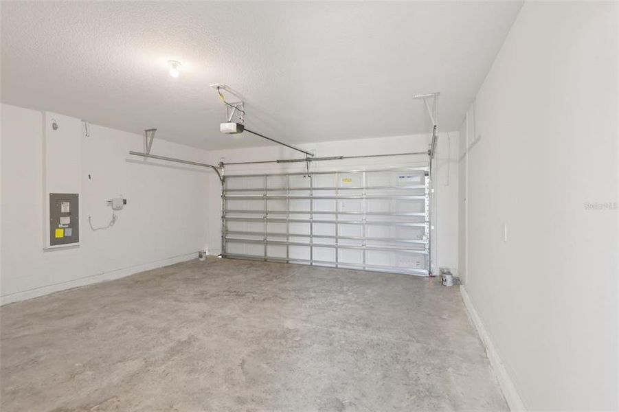 Spacious, unfurnished interior of a new home in Hilltop Vistas, Dade City (Image 36).