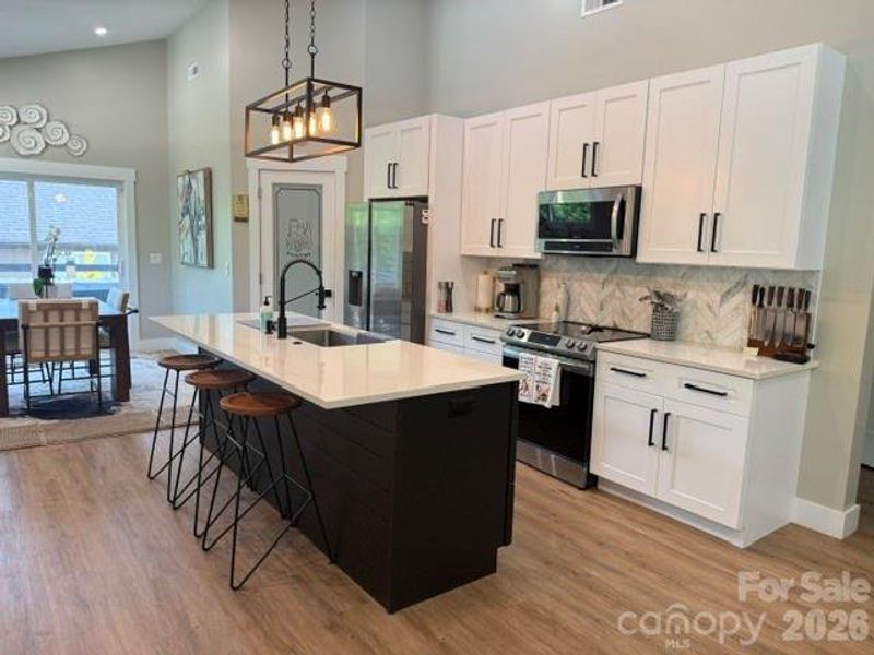 Open concept Chef's Kitchen Open concept Chef's Kitchen