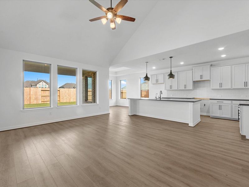 Spacious, unfurnished interior of a new home in Sunterra Lakes, Brookshire (Image 13).