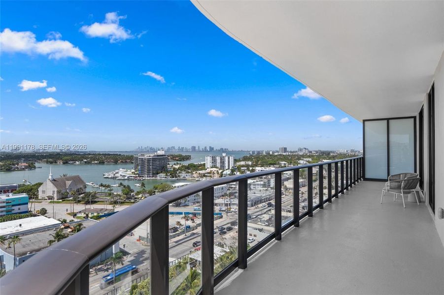 Condo located in Miami Beach, FL showcasing its design and architecture (Image 31).