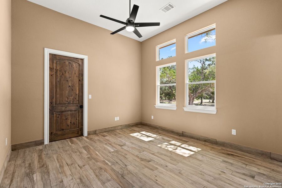 Spacious, unfurnished interior of a new home in , Canyon Lake (Image 19).