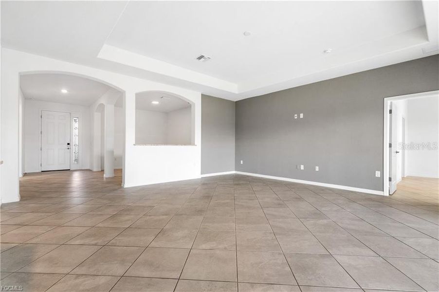 Spacious, unfurnished interior of a new home in , Fort Myers (Image 19).