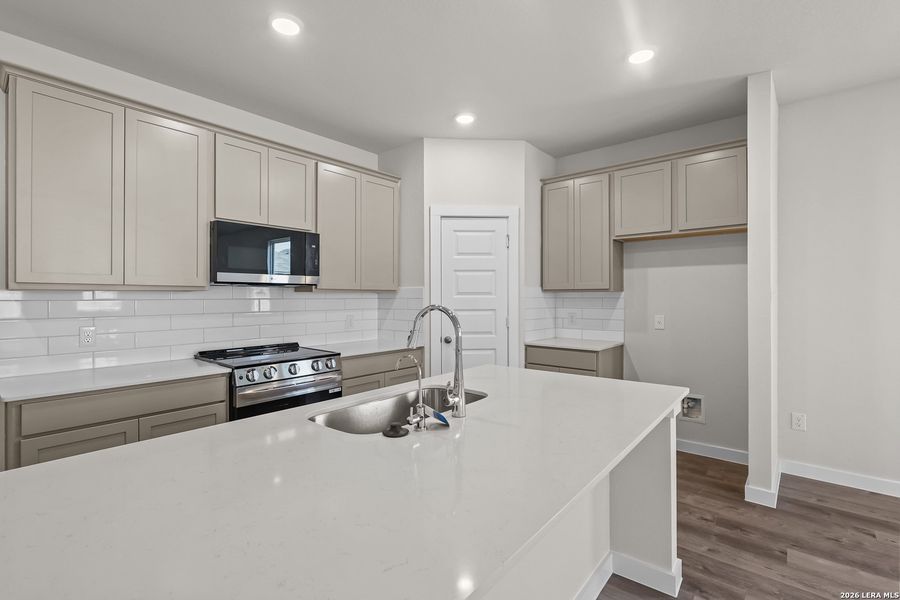 Furnished interior view inside a new home in Hiddenbrooke, Seguin (Image 11).