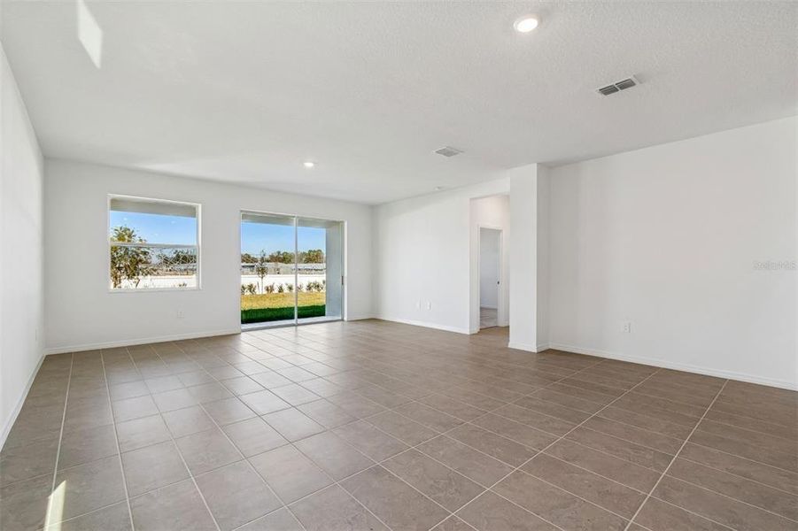 Spacious, unfurnished interior of a new home in Southpointe, Palmetto (Image 12).