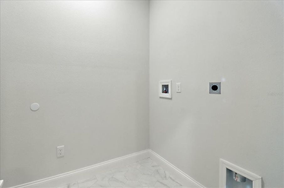 Spacious, unfurnished interior of a new home in , Citrus Springs (Image 32).