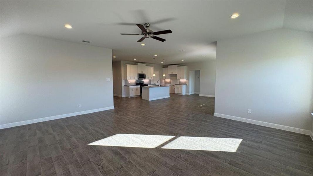 Spacious, unfurnished interior of a new home in Sandstone Estates, Granbury (Image 16). Spacious, unfurnished interior of a new home in Sandstone Estates, Granbury (Image 16).