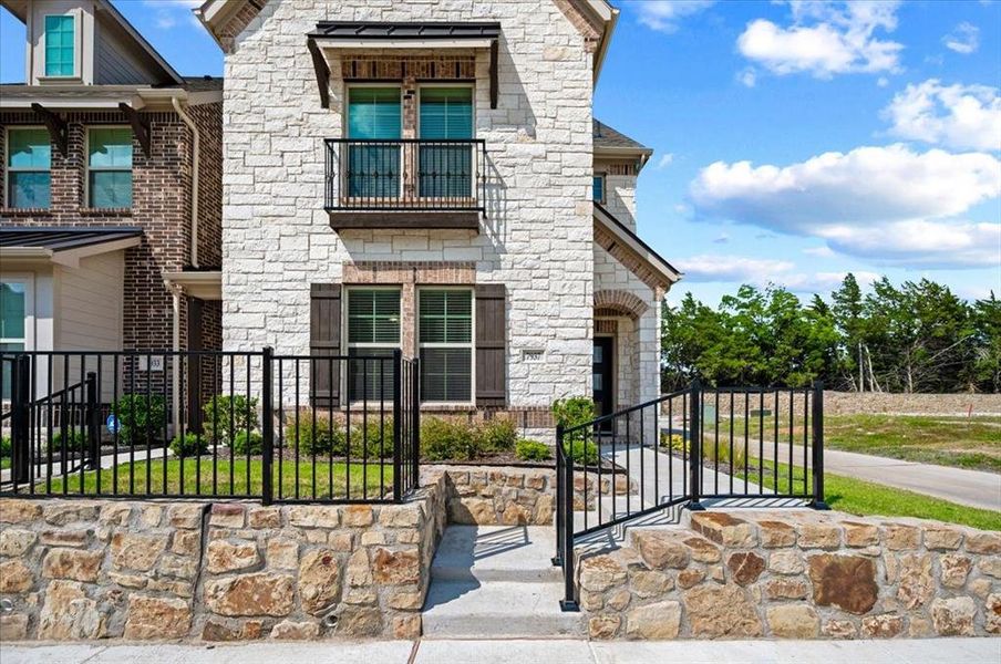 Exterior details and patio area of a home in Bayside, Rowlett (Image 4). Exterior details and patio area of a home in Bayside, Rowlett (Image 4).