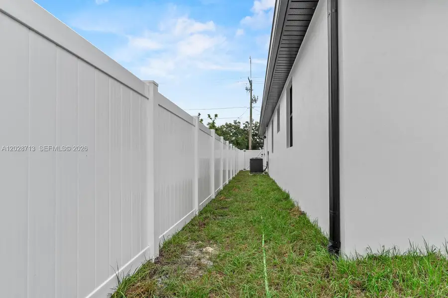 Exterior details and patio area of a home in , Tampa (Image 4).