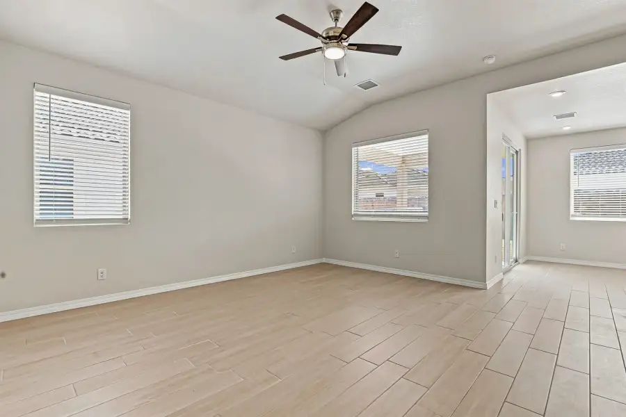 Spacious, unfurnished interior of a new home in Desert Breeze, Horizon City (Image 31).