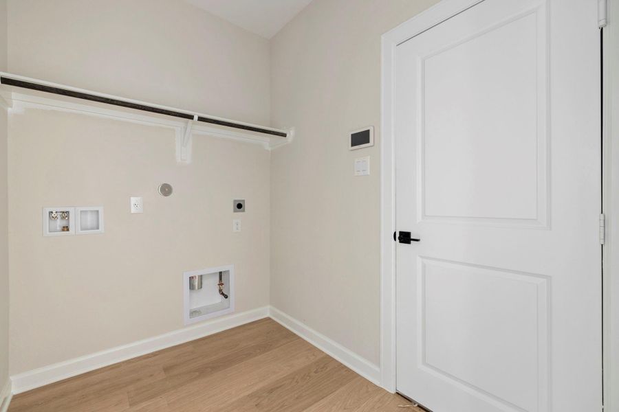 Spacious, unfurnished interior of a new home in Lago Mar, Texas City (Image 8).