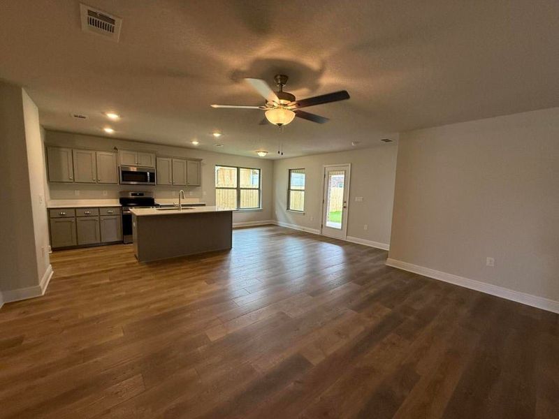 Spacious, unfurnished interior of a new home in Ridgeway Landing, Crestview (Image 8).