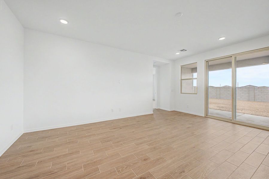 Spacious, unfurnished interior of a new home in Bella Vista Farms, San Tan Valley (Image 9).
