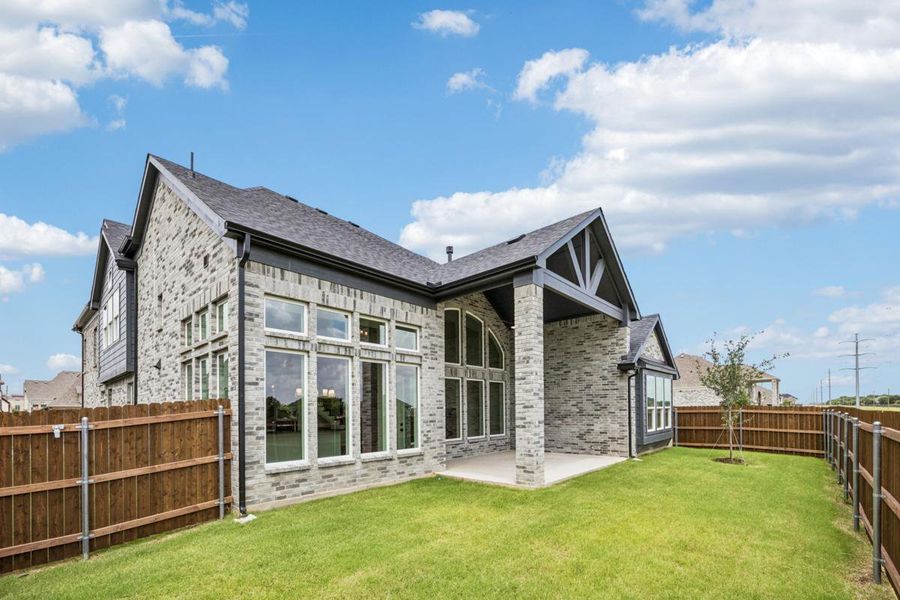 Exterior details and patio area of a home in Cedar Ridge Estates, Grand Prairie (Image 3).