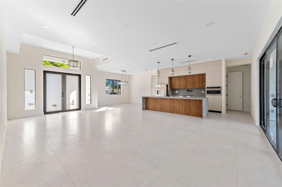 Spacious, unfurnished interior of a new home in , Coconut Creek (Image 39).