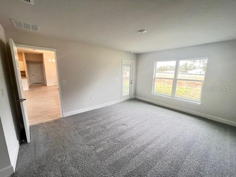 Spacious, unfurnished interior of a new home in Hill Country Estates, Dade City (Image 7).