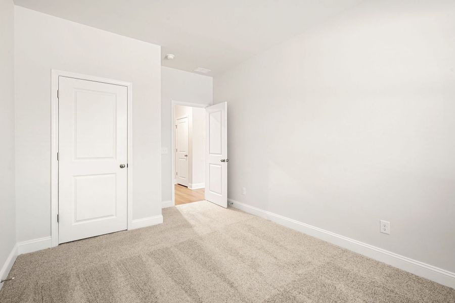 Spacious, unfurnished interior of a new home in Waterways, Richmond Hill (Image 12).