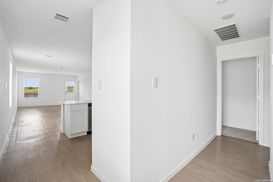 Spacious, unfurnished interior of a new home in Steelwood Trails, New Braunfels (Image 30).