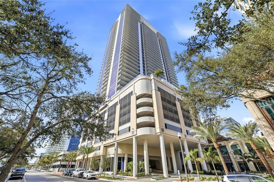 Condo located in St. Petersburg, FL showcasing its design and architecture (Image 38).