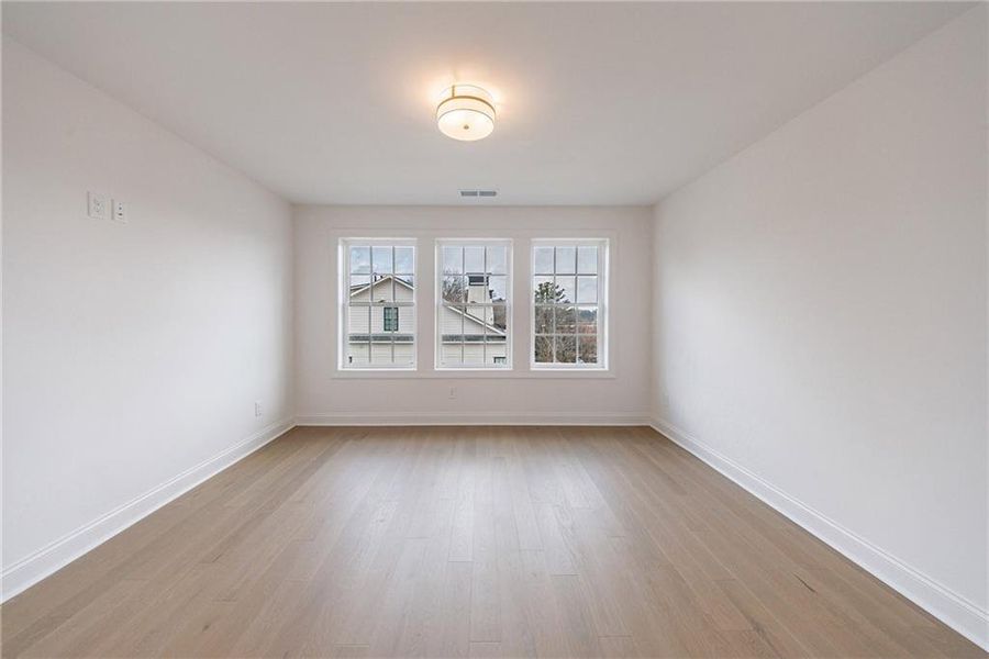 Spacious, unfurnished interior of a new home in , Alpharetta (Image 49).
