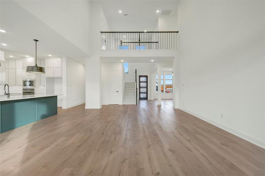 Spacious, unfurnished interior of a new home in Terraces – Estates, Rockwall (Image 20).