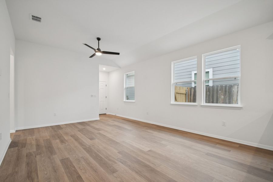 Spacious, unfurnished interior of a new home in Porter Country, Buda (Image 10).