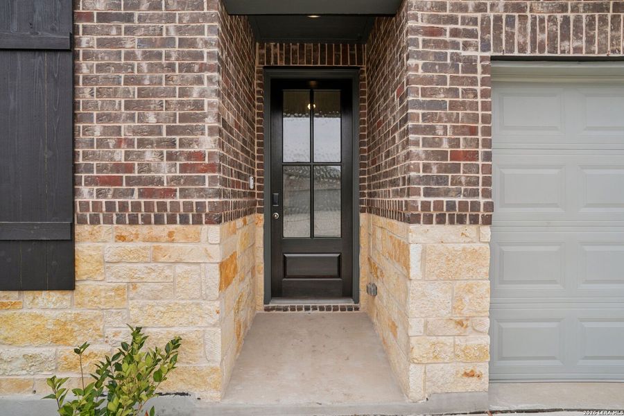 Exterior details and patio area of a home in Royal Crest, San Antonio (Image 20).