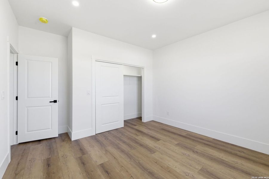 Spacious, unfurnished interior of a new home in , Bandera (Image 22).