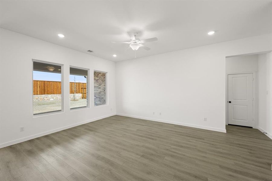 13_673 Tyronza- Living Room-3