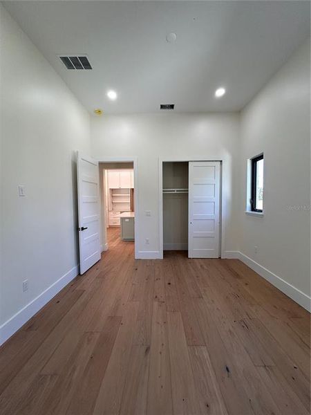Spacious, unfurnished interior of a new home in , Tampa (Image 39).