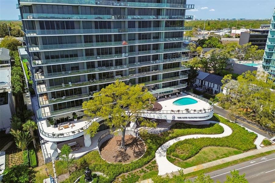 Condo located in Tampa, FL showcasing its design and architecture (Image 36).