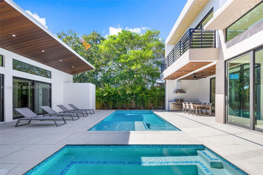 Exterior details and patio area of a home in , Miami (Image 37).