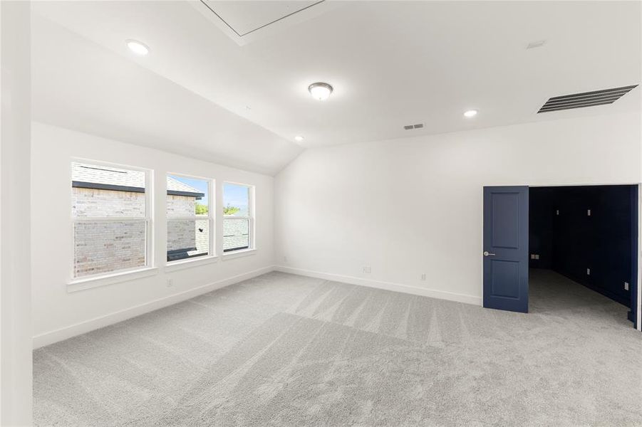 Spacious, unfurnished interior of a new home in Valencia on The Lake, Little Elm (Image 16).