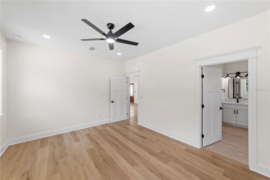 Spacious, unfurnished interior of a new home in , Webster (Image 34).