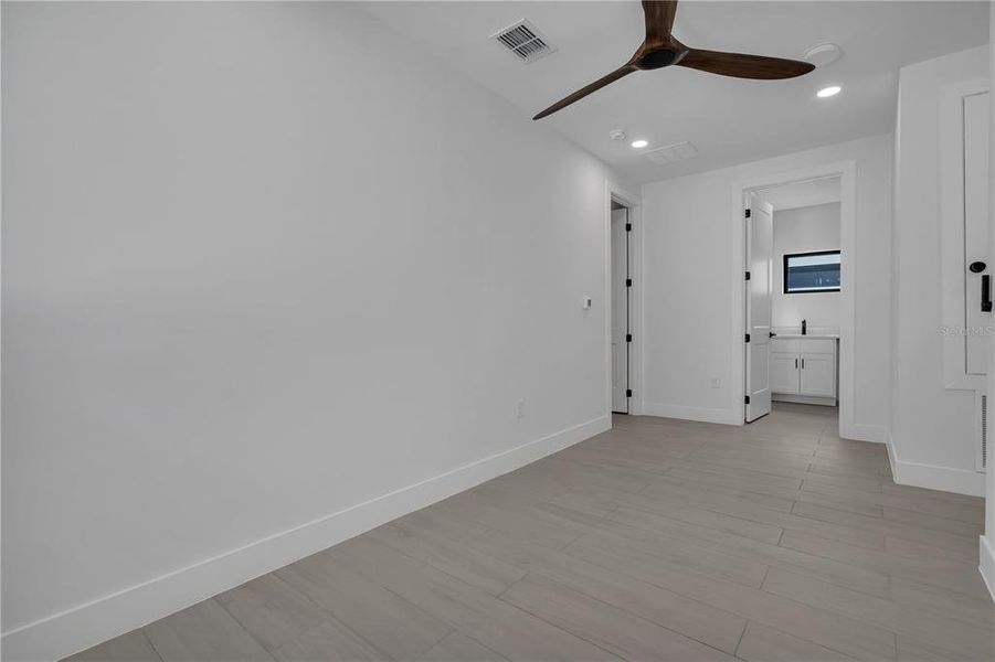 Spacious, unfurnished interior of a new home in , Orlando (Image 19).