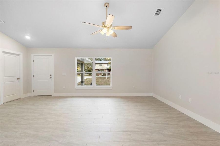 Spacious, unfurnished interior of a new home in , Deland (Image 18).