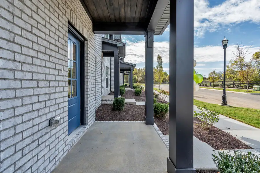 Photo of another unit. Features and selections may vary.