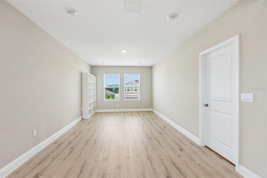 Spacious, unfurnished interior of a new home in Mangrove Manor, Apollo Beach (Image 15).