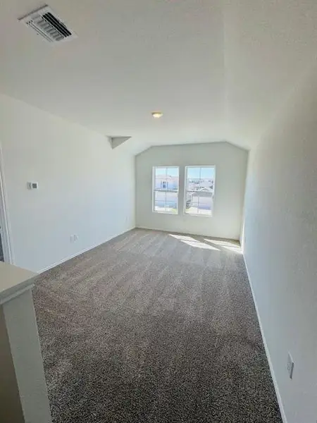 Spacious, unfurnished interior of a new home in Durango, Mustang Ridge (Image 8).