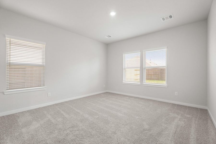 Spacious, unfurnished interior of a new home in Lago Mar, Texas City (Image 18).
