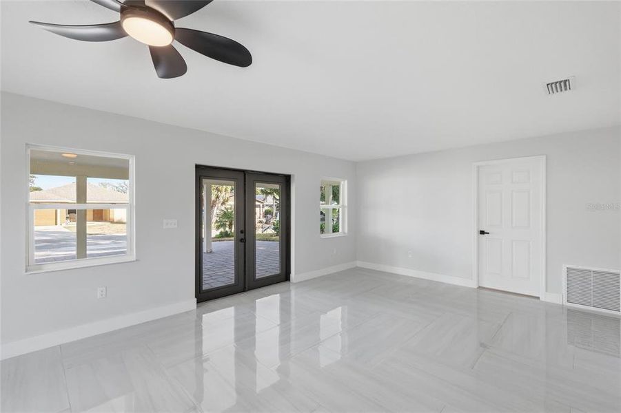 Spacious, unfurnished interior of a new home in , Palmetto (Image 11).