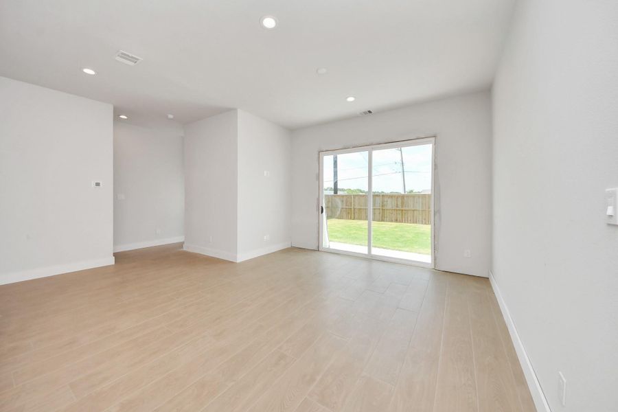 Spacious, unfurnished interior of a new home in Alicante, Houston (Image 26).