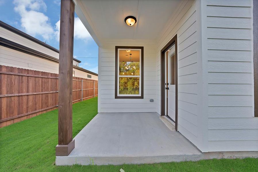Exterior details and patio area of a home in , Granbury (Image 3).