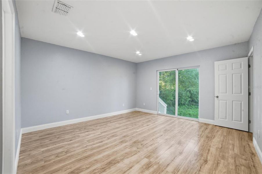 Spacious, unfurnished interior of a new home in , Orlando (Image 22).