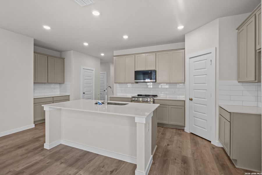 Furnished interior view inside a new home in Hiddenbrooke, Seguin (Image 10).