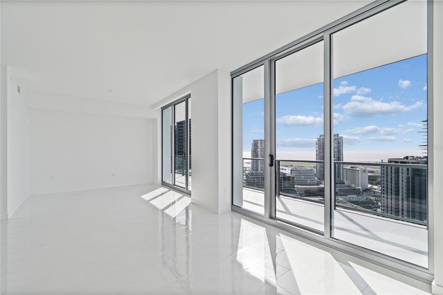 Spacious, unfurnished interior of a new home in , St. Petersburg (Image 25).